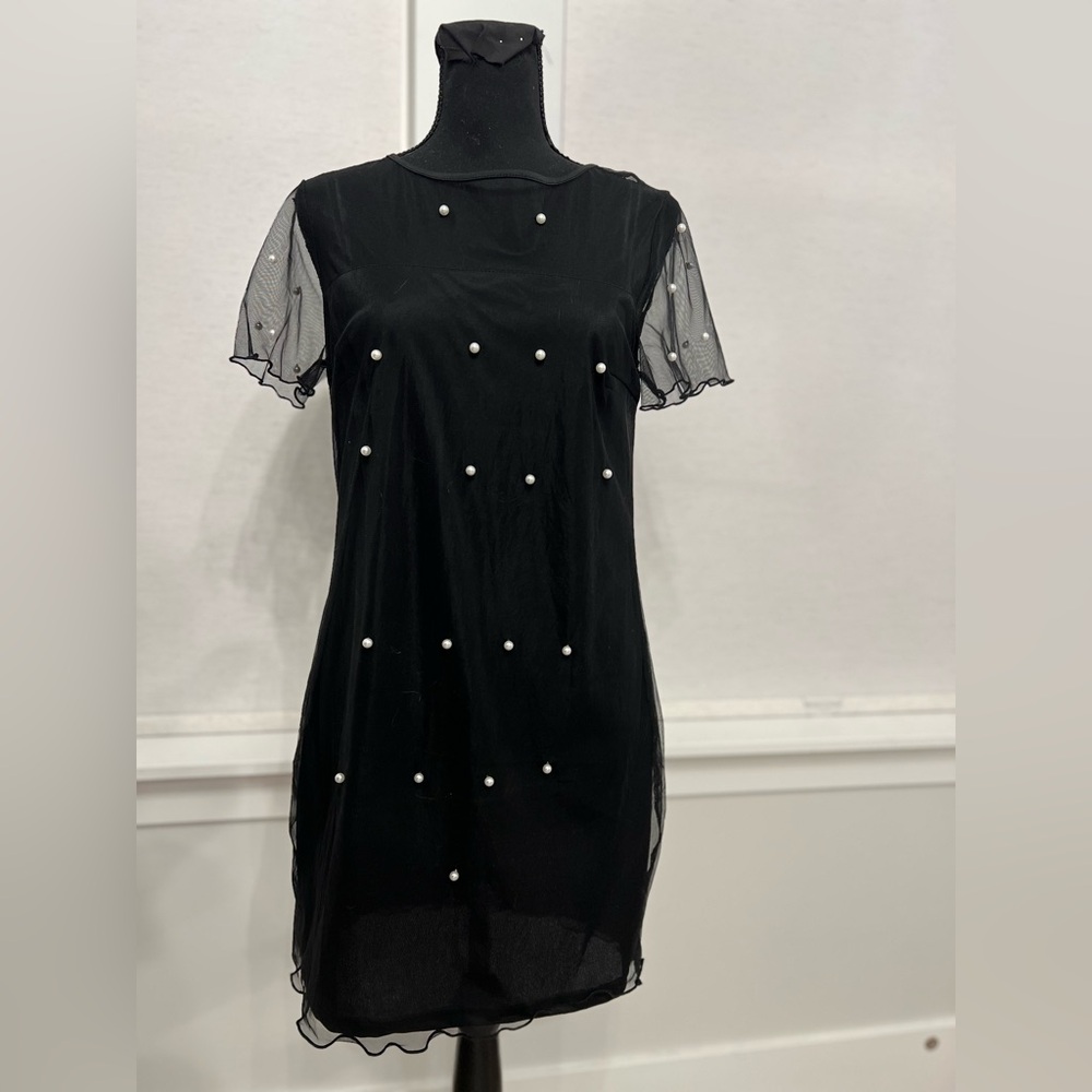 Pearl T-shirt dress fits very comfortably like a medium large. Fast shipping.